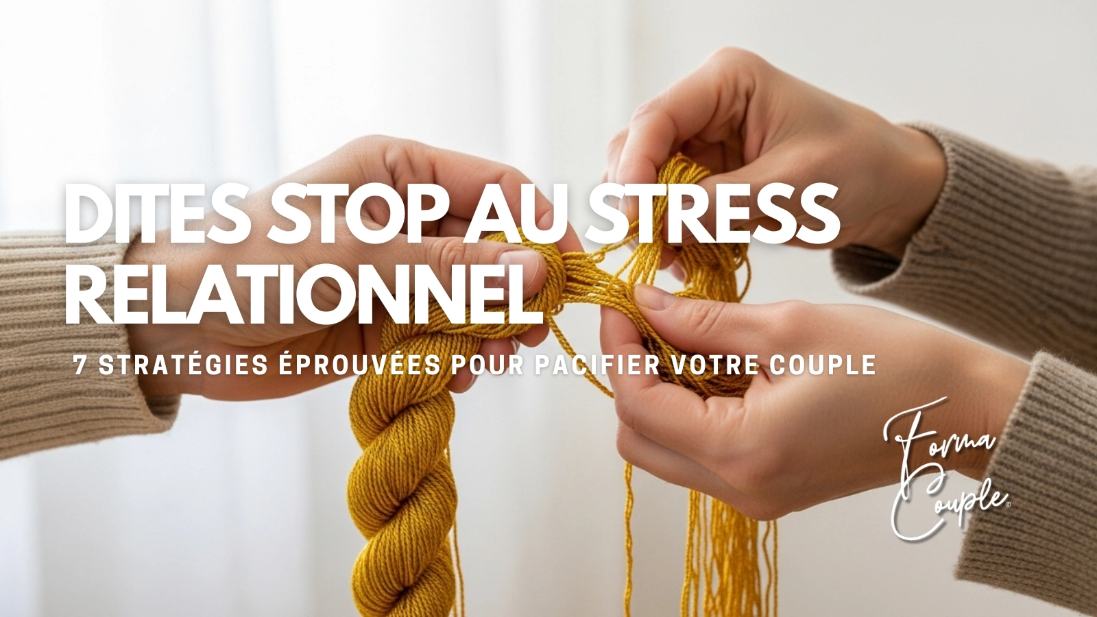 Deux mains démêlant délicatement un enchevêtrement de fils dorés, symbolisant la résolution patiente des conflits dans un couple.